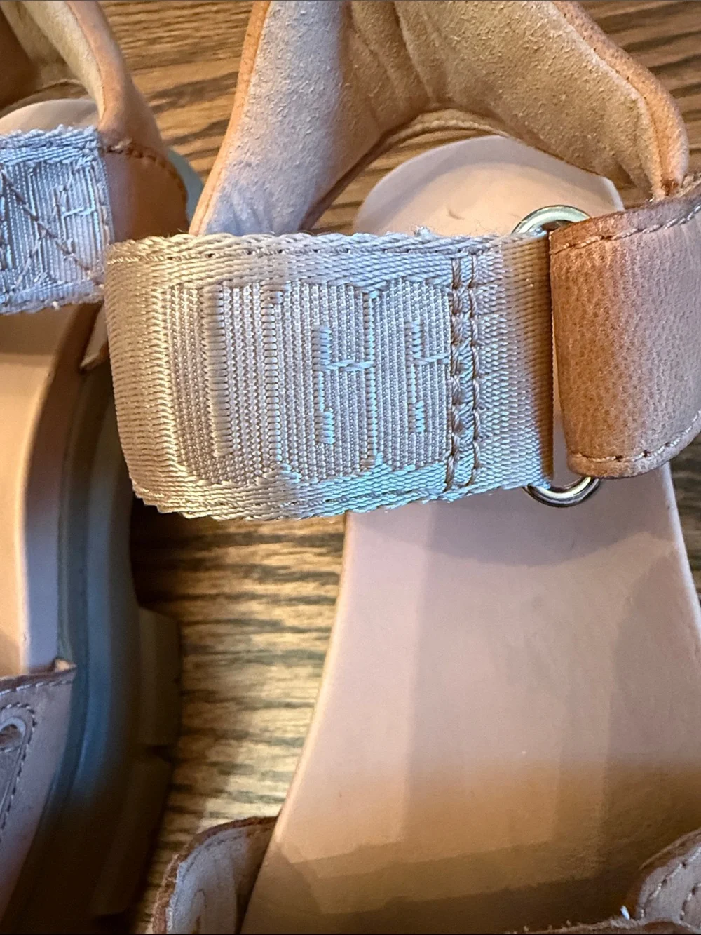 UGG Chunky Platform Sport Sandals Leather Logo Webbing Tan Estimated 6 1/2-7